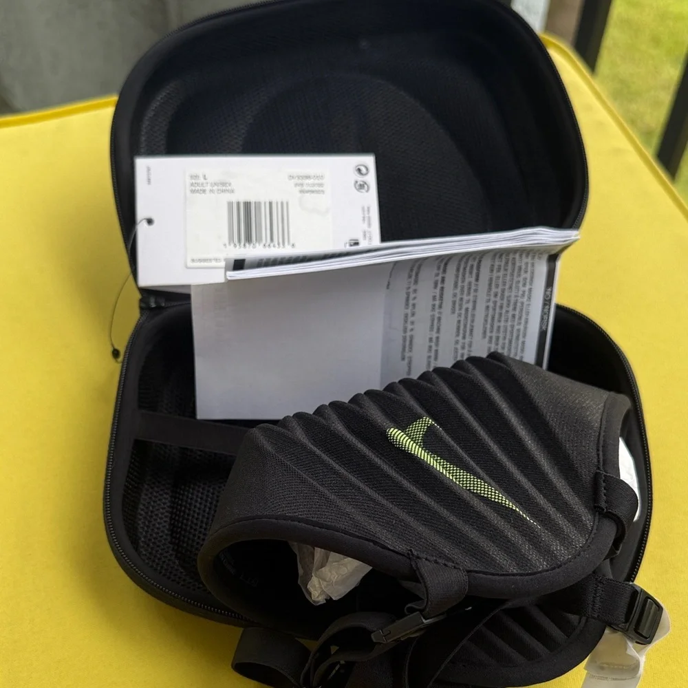 NIKE Venturer Sport Performance Mask